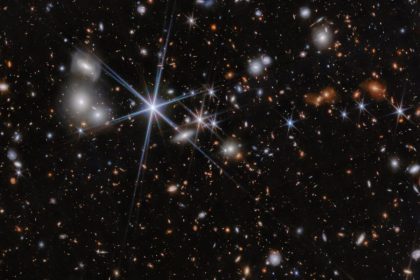 El telescopio Webb capta la fusión de agujeros negros más lejana y primitiva hasta ahora