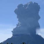 El volcán Ibu entra en erupción y lanza una columna de ceniza y humo de 5.000 metros en Indonesia