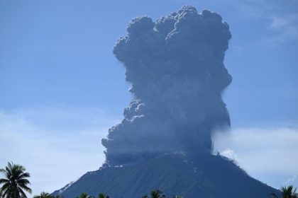 El volcán Ibu entra en erupción y lanza una columna de ceniza y humo de 5.000 metros en Indonesia