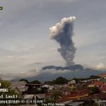 El volcán Marapi entra en erupción y lanza una columna de ceniza en el oeste de Indonesia