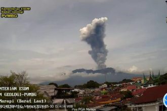 El volcán Marapi entra en erupción y lanza una columna de ceniza en el oeste de Indonesia