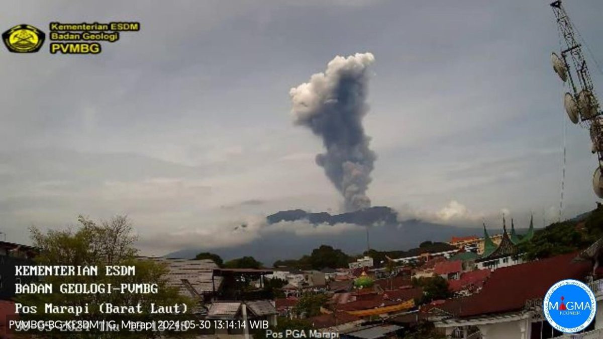 El volcán Marapi entra en erupción y lanza una columna de ceniza en el oeste de Indonesia