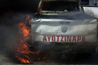 Estudiantes de Ayotzinapa atacan el Palacio Nacional de México y dejan 26 policías heridos