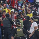 Fanáticos del Junior y policías peruanos se enfrentan en el estadio Monumental de Lima