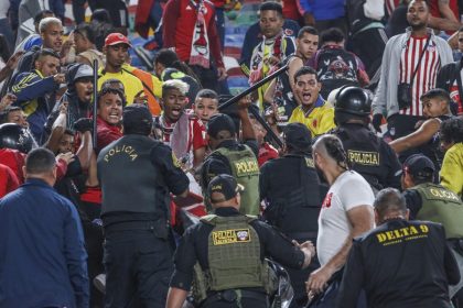 Fanáticos del Junior y policías peruanos se enfrentan en el estadio Monumental de Lima