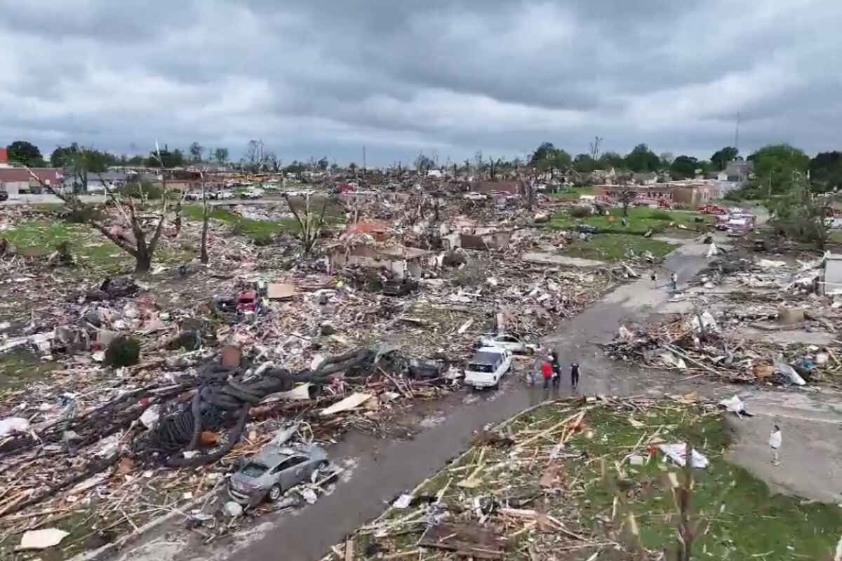 Tornado mortal devasta pueblo de Iowa: al menos una docena de muertos y varios heridos