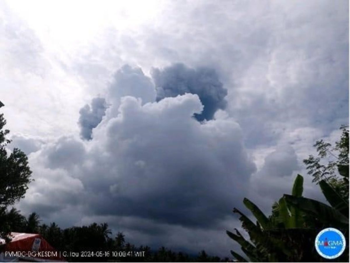Indonesia eleva al nivel máximo la alerta por el volcán Ibu tras nueva erupción