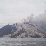Indonesia inicia las evacuaciones y cancela vuelos por la actividad del volcán Ruang