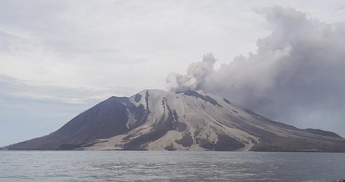 Indonesia inicia las evacuaciones y cancela vuelos por la actividad del volcán Ruang