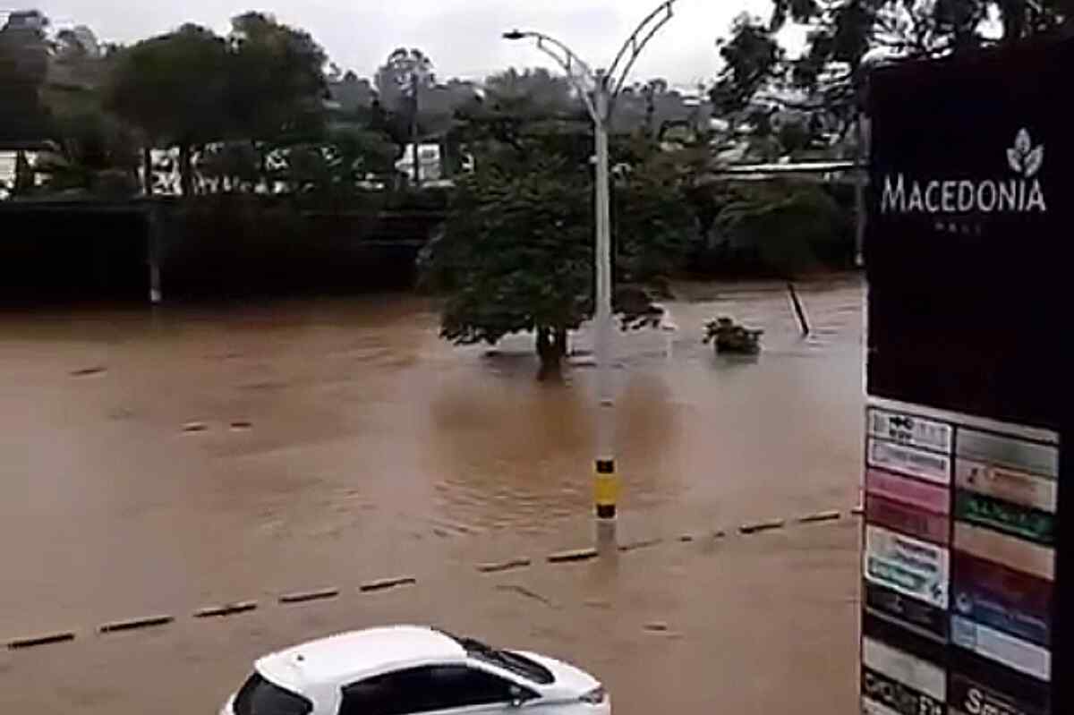 Inundaciones en El Retiro: desbordamiento de quebrada deja calles anegadas y cierres viales