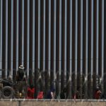 La Guardia Nacional de Texas busca disuadir con altavoces a migrantes que están en México