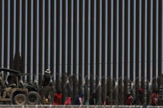 La Guardia Nacional de Texas busca disuadir con altavoces a migrantes que están en México