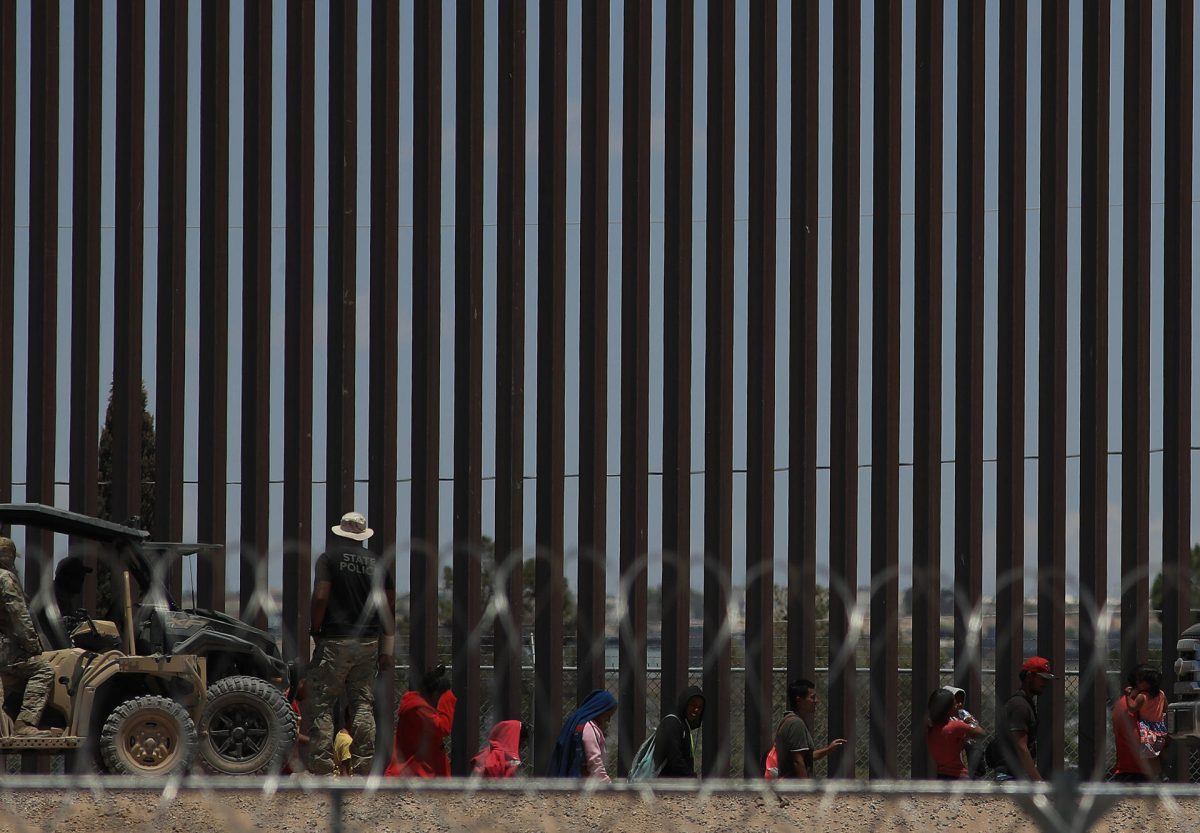 La Guardia Nacional de Texas busca disuadir con altavoces a migrantes que están en México