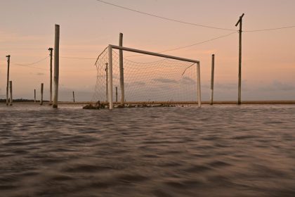 Las inundaciones castigan distintos países del mundo, agravadas por el cambio climático