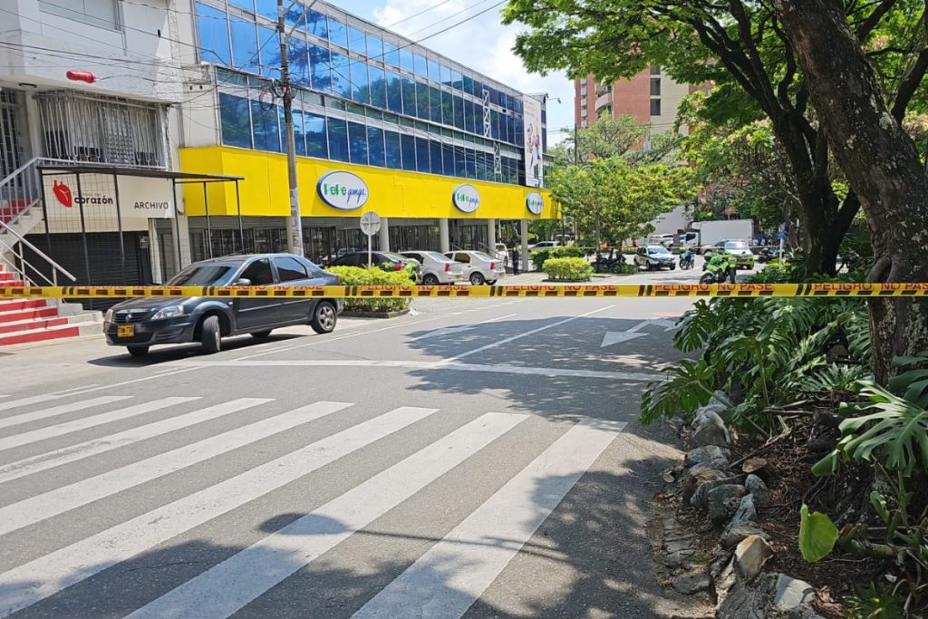 Balacera en Laureles: Un policía muerto y otro herido tras frustrar un robo en un edificio en Medellín