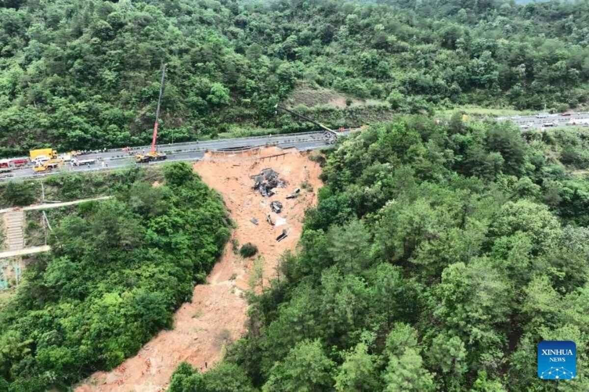 Investigan causa del increíble colapso de carretera en China que deja 48 muertos