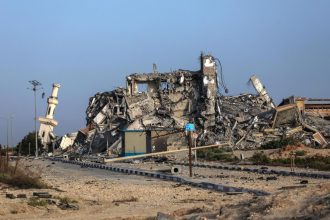 Mueren al menos 20 gazatíes en un bombardeo israelí de una casa en el centro de la Franja