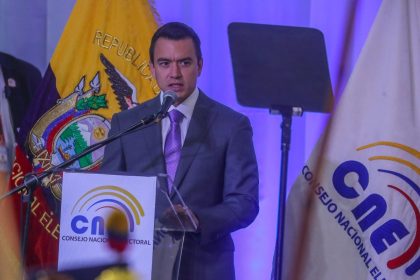 Noboa mantiene una aprobación cercana al 60 % en Ecuador tras subida del IVA y apagones