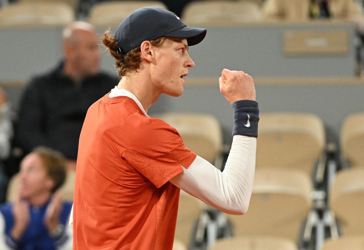 Sinner encadena una décima victoria en Grand Slam camino de los octavos de Roland Garros