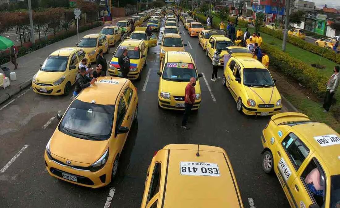 Taxistas paralizan Bogotá: Caos en la movilidad por protestas masivas