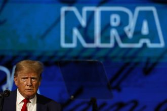 Trump advierte a sus seguidores que el derecho a portar armas está en juego en noviembre