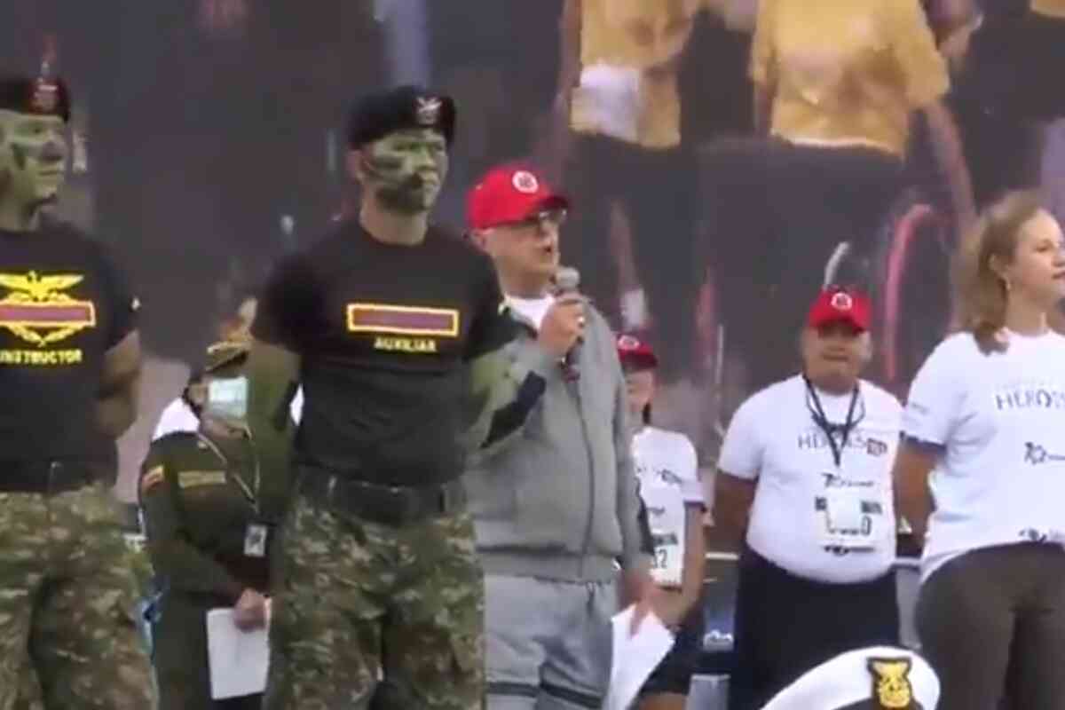El ministro Iván Velásquez recibe abucheos en la Carrera por los Héroes