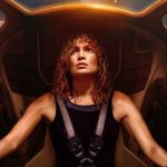 Jennifer López se convierte en heroína espacial en Atlas, una película de ciencia ficción entretenida y reflexiva