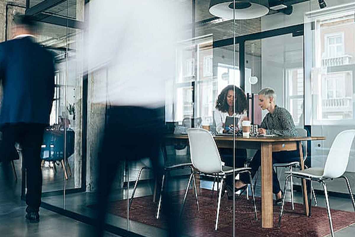 Cómo Abordar la Conversación de Aumento Salarial con tu Empleador y Ganar