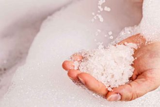 Descubre los beneficios físicos y espirituales de los baños de sal: Un antiguo ritual para la era moderna