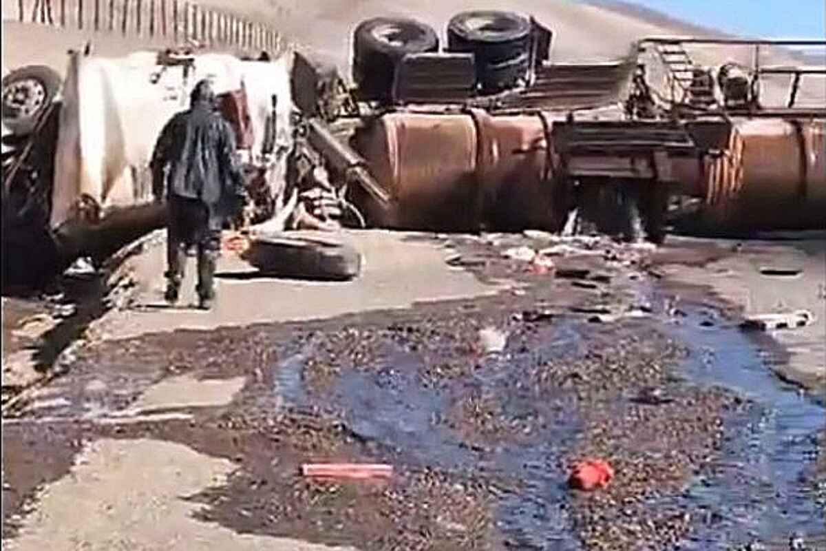 Conductor muere quemado en Antofagasta tras volcar camión con ácido sulfúrico en Ruta 5