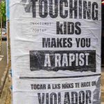 Medellín: Carteles advierten a turistas sobre abuso sexual infantil y gentrificación