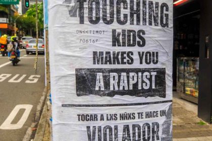 Medellín: Carteles advierten a turistas sobre abuso sexual infantil y gentrificación