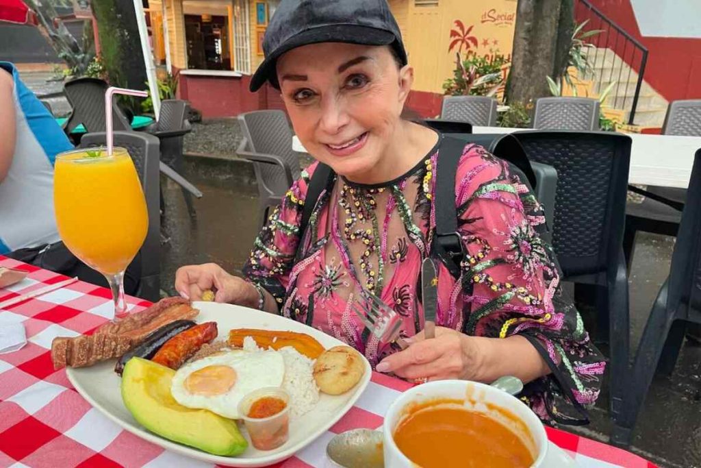 Gira de Despedida: María Antonieta de las Nieves Explora Medellín y Presenta ‘Los huevos de mi madre'