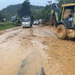 Lluvias causan estragos: derrumbe en la vía Medellín – Bogotá deja un vehículo atrapado en Cocorná