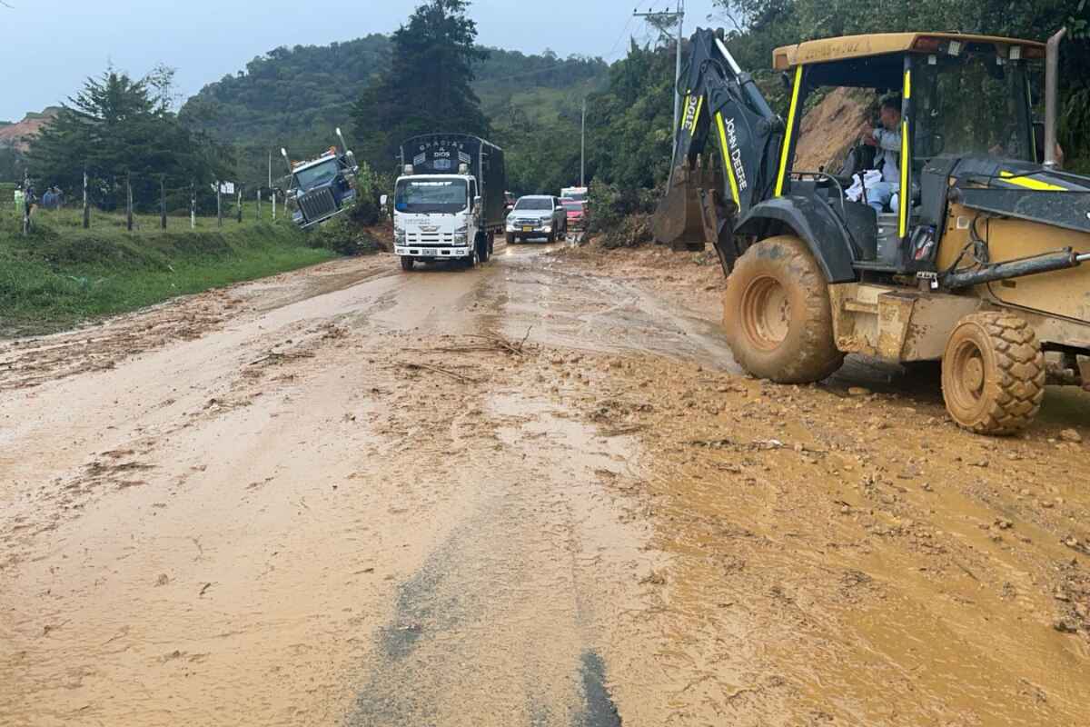 Precaución en la vía Medellín - Bogotá: derrumbe a la altura de Cocorná obliga al cierre parcial de la vía