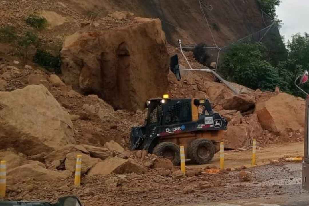 Derrumbe en la vía Bogotá - Girardot: Un motociclista herido y ruta alterna habilitada