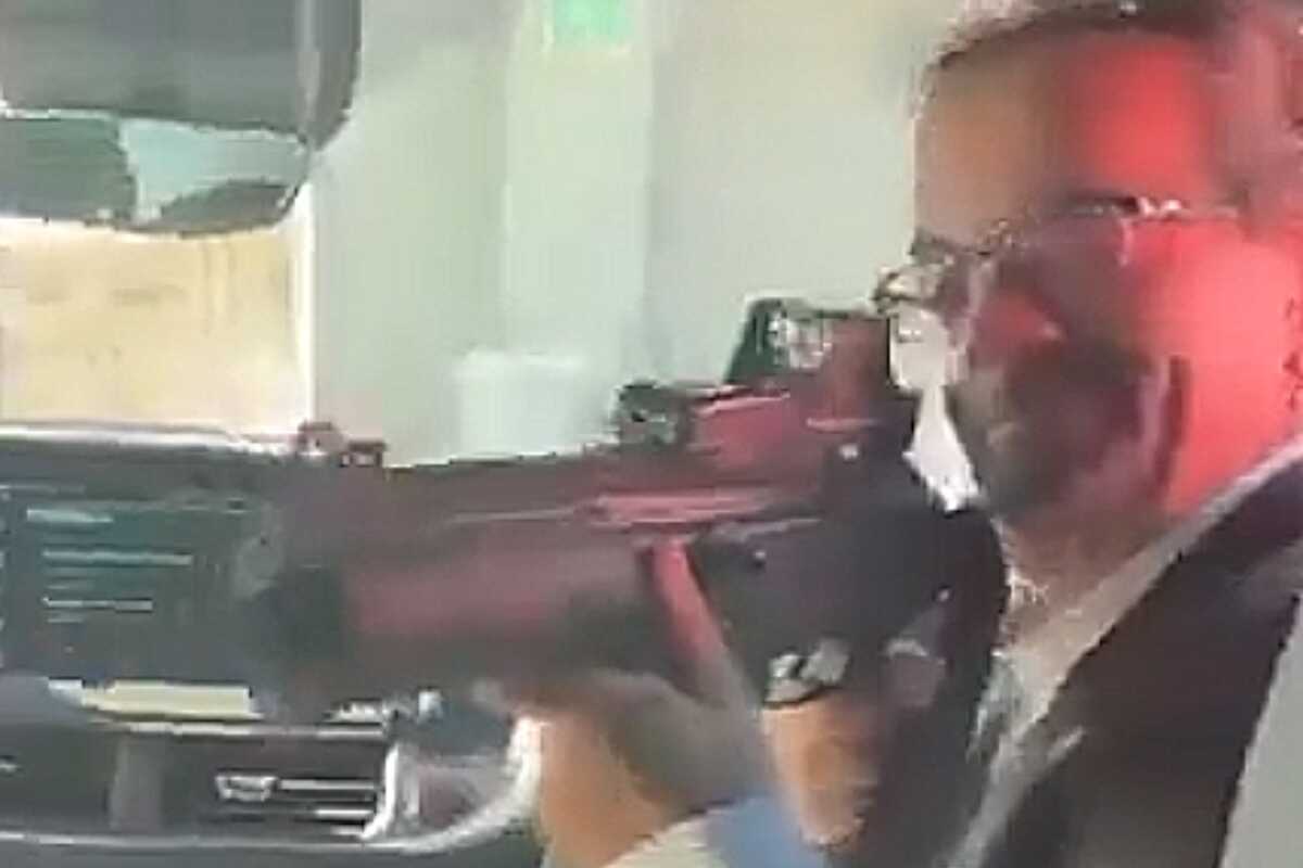 Jon Benjamin destituido como embajador del Reino Unido en México tras polémico video