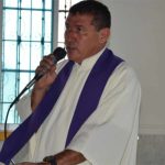 “No me voy”: Padre Fagid desafía a la Iglesia Católica y se niega a abandonar ‘su cementerio’