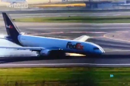 ¡Aterrizaje de emergencia en Estambul! Avión de FedEx toca tierra con el morro tras fallo en el tren delantero