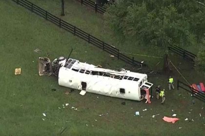 Investigan Causas de Accidente Mortal en Florida: Autobús Volcó Dejando Ocho Muertos y 40 Heridos