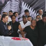 Hilda Suárez, madre de Omar Geles, rompe en llanto al cantar 'Los caminos de la vida' en su homenaje