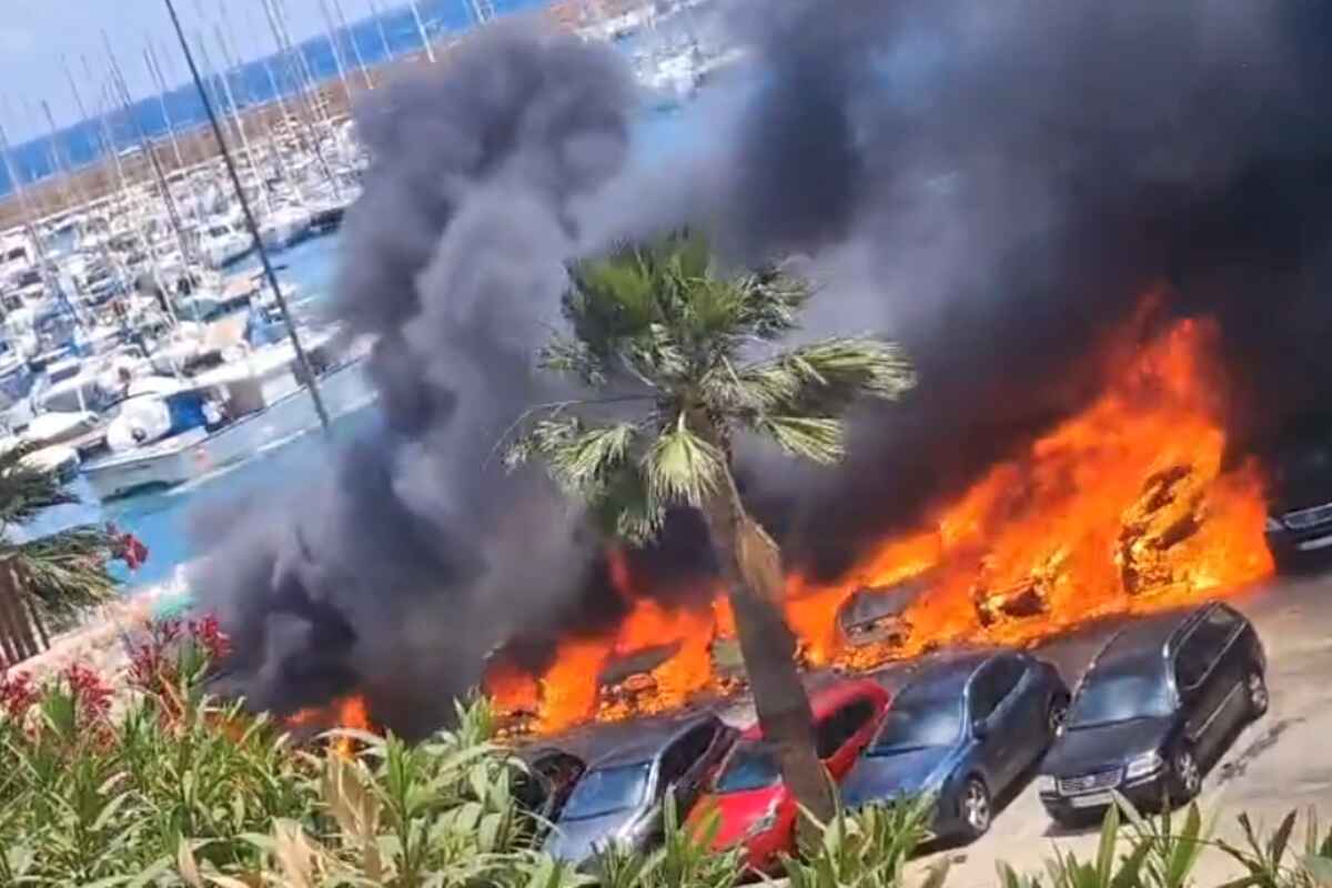 Llamas voraces devoran una treintena de vehículos en un aparatoso incendio en Jávea