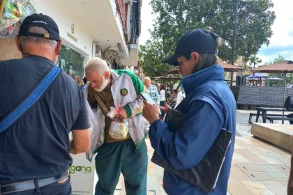 Habitante de calle viaja hasta Rionegro para devolver billetera encontrada en un basurero en Medellín