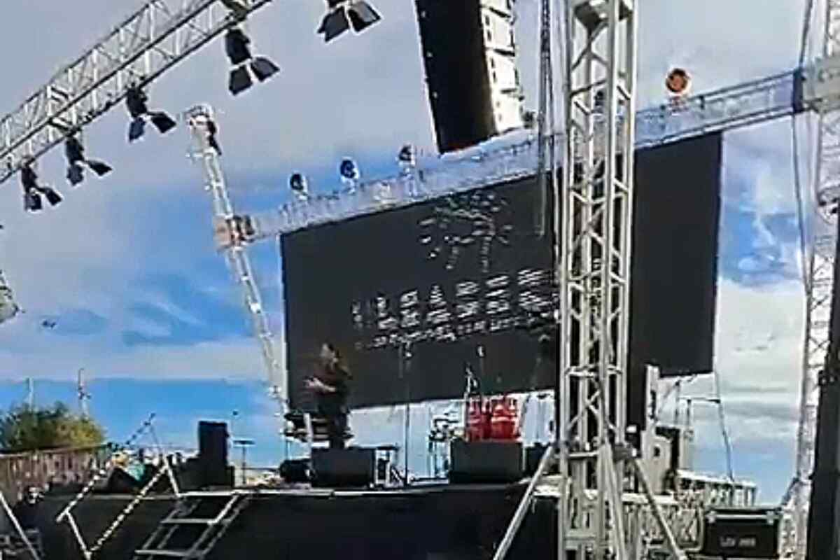 ¡Momento de terror! Pantalla gigante cae durante show del mago Jean Paul Olhaberry en San Antonio