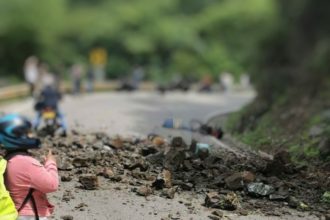 Desprendimiento de rocas en Amagá - Bolombolo deja dos motociclistas sin vida
