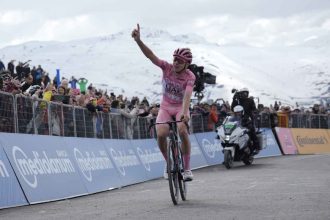 ¡Pogacar domina la etapa reina! El esloveno acaricia el título del Giro mientras Nairo Quintana brilla y Martínez se mantiene en el podio