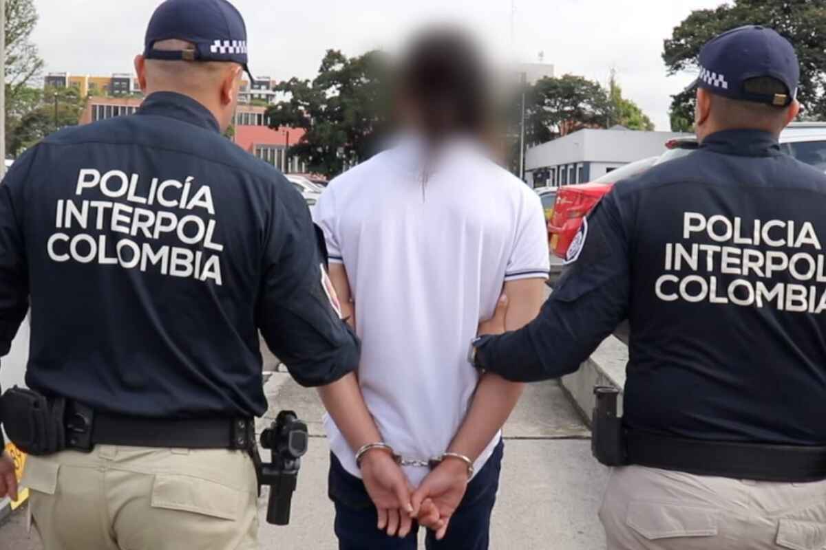 INTERPOL y DIJIN arrestan en Bogotá a colombiano trans acusado de secuestrar a menor en Chile