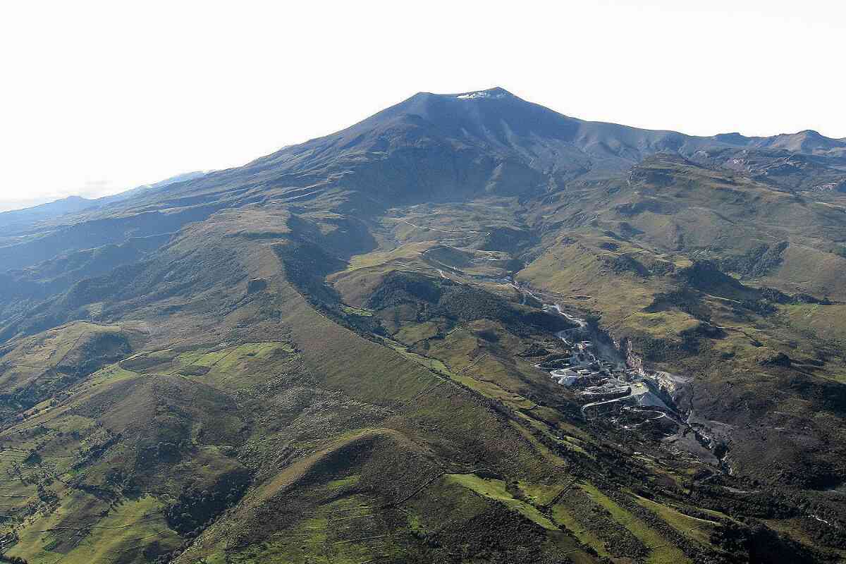 Volcán Puracé entra en alerta naranja: SGC recomienda precaución y no acercarse al cráter
