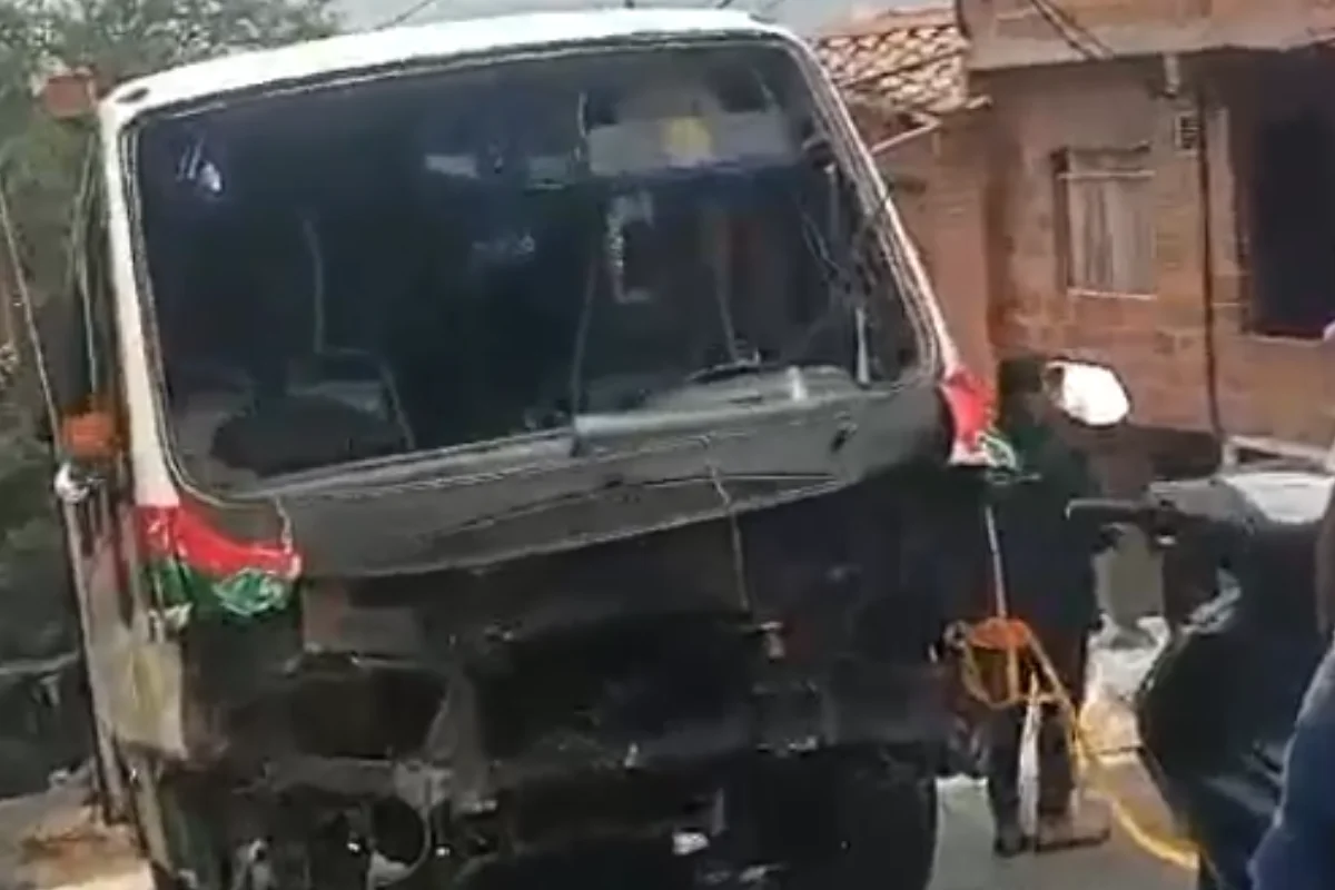 Bus sin frenos se vuelca en la comuna 13, deja seis heridos y dos viviendas afectadas