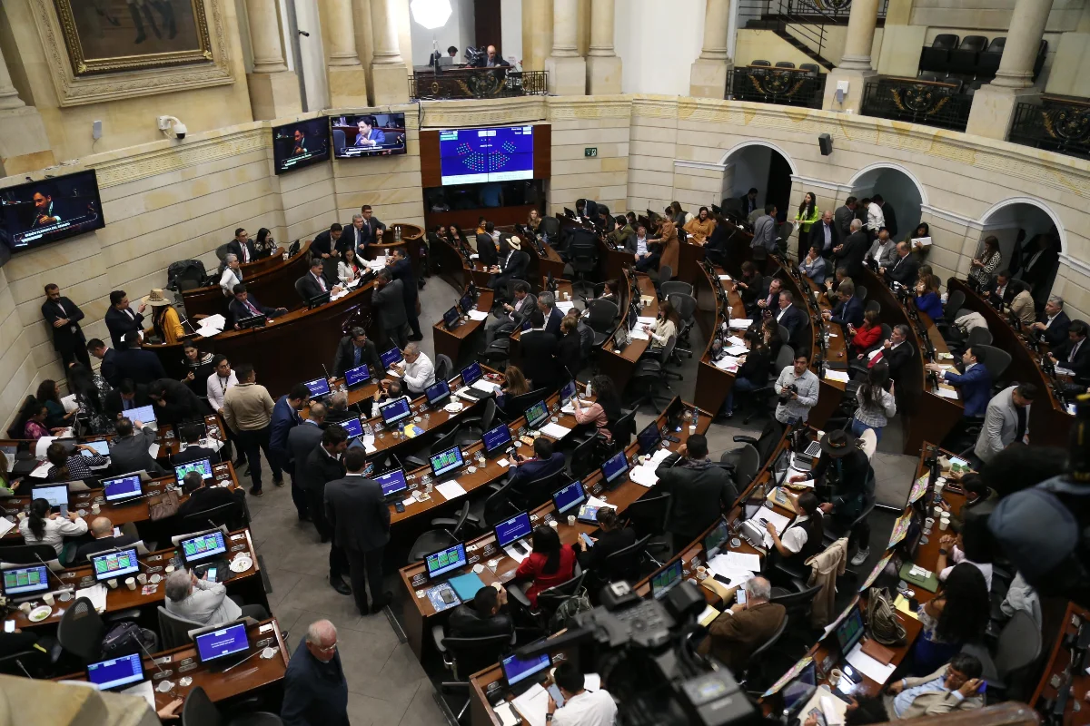 transfuguismo - Radican proyecto para reducir salarios de congresistas en un 50 %: ¿Será el inicio de una reforma histórica? Congreso de Colombia aumenta cupo de endeudamiento para evitar incumplir pagos-presupuesto 2025-reforma tributaria